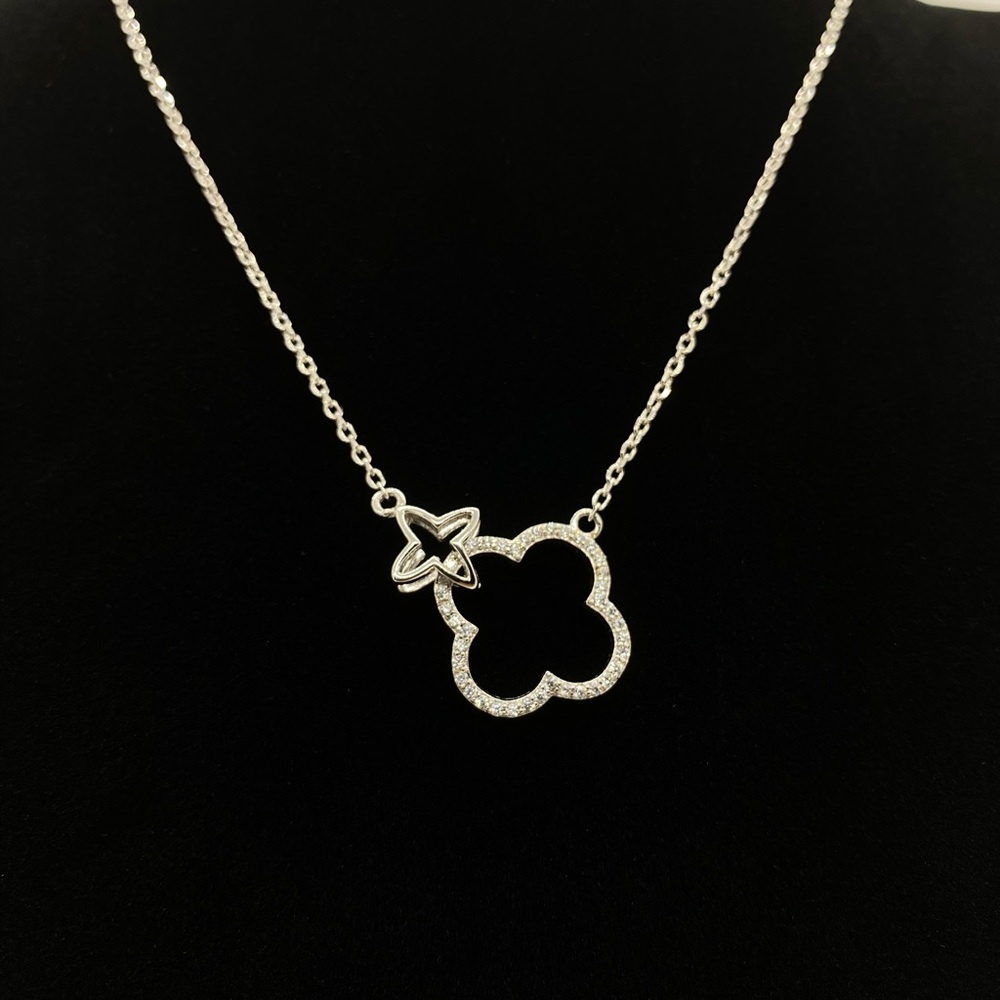 Elegant Silver Pendant Necklace